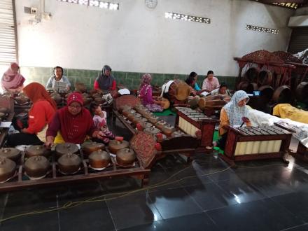 KARAWITAN IBU-IBU DI SANGGAR SEKAR RINI KADIBESO,SABDODADI,BANTUL