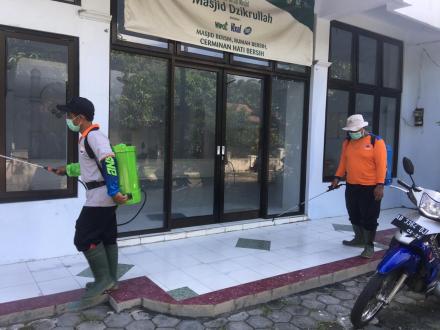 PENYEMPROTAN DISINFEKTAN SECARA MASAL DI FASILITAS UMUM WILAYAH SABDODADI OLEH FPRB DESA SABDODADI